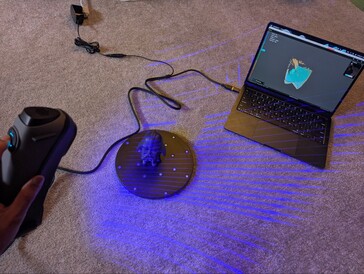 Sermoon S1 scansiona il soggetto con i laser a linee incrociate e l'applicazione Creality Scan 4 su MacBook Air