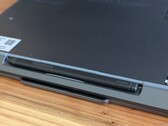 Il design sottile della penna attiva può sembrare gradevole, ma non è il massimo dal punto di vista ergonomico