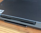 Il design sottile della penna attiva può sembrare gradevole, ma non è il massimo dal punto di vista ergonomico