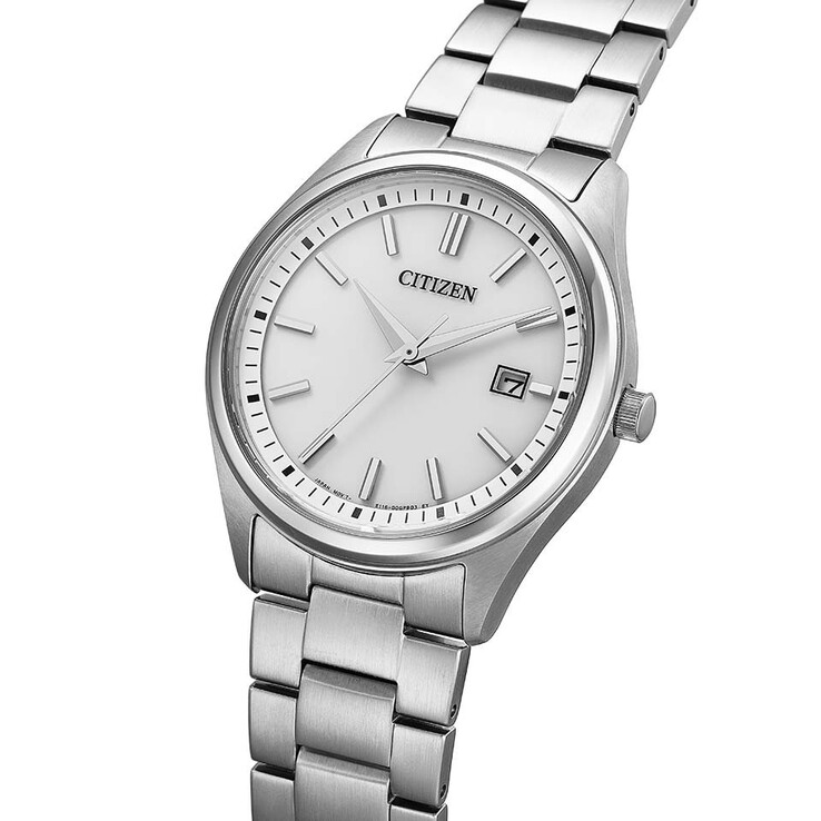 Vista frontale a tre quarti dell’orologio da cerimonia Citizen BM1350-54A Eco-Drive con quadrante argentato, datario a ore 3, cassa in acciaio inossidabile e bracciale in acciaio abbinato.