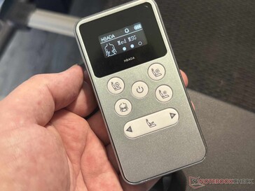 Il telecomando consente di azionare le numerose funzioni e...