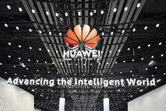 Huawei sta intensificando gli sforzi per rimanere alla pari con TSMC e altri. Nella foto - il logo dell&#039;azienda scattato durante un evento (fonte: Huawei)