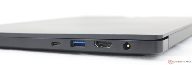 A destra: USB-C-C con Thunderbolt 4 + Power Delivery + DisplayPort, USB-A 3.0 Gen. 1, HDMI 2.0b, adattatore AC