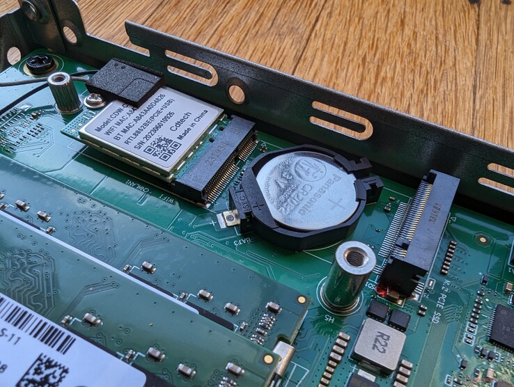 Il modulo WLAN rimovibile e la batteria del BIOS si trovano sotto l'SSD M.2