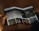 Il primo smartphone tri-folding di Samsung si caricherà molto più lentamente del Huawei Mate XT, nella foto. (Fonte: Huawei)