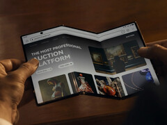 Il primo smartphone tri-folding di Samsung si caricherà molto più lentamente del Huawei Mate XT, nella foto. (Fonte: Huawei)