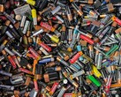 Shenhuo New Materials raggiunge la produzione di massa di un foglio di batteria ultrasottile da 8 micron. Nella foto: Una pila di batterie usate dai consumatori. (Fonte immagine: John Cameron, Unsplash)
