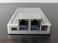 Anteriore: 2x 2,5 GbE, 2x USB 3.1, Mini-DP, alimentazione
