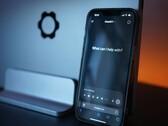 Lo smartphone mostra l’interfaccia di ChatGPT con la domanda «In cosa posso esserle d’aiuto?»