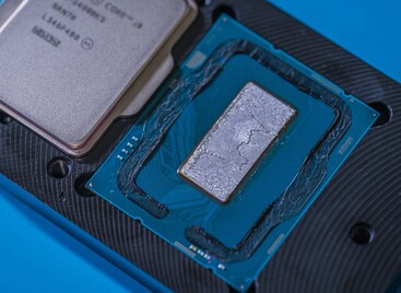 L'Intel i9-14900KS con l'IHS rimosso. (Fonte: Pakhtunov via Overclock.net)