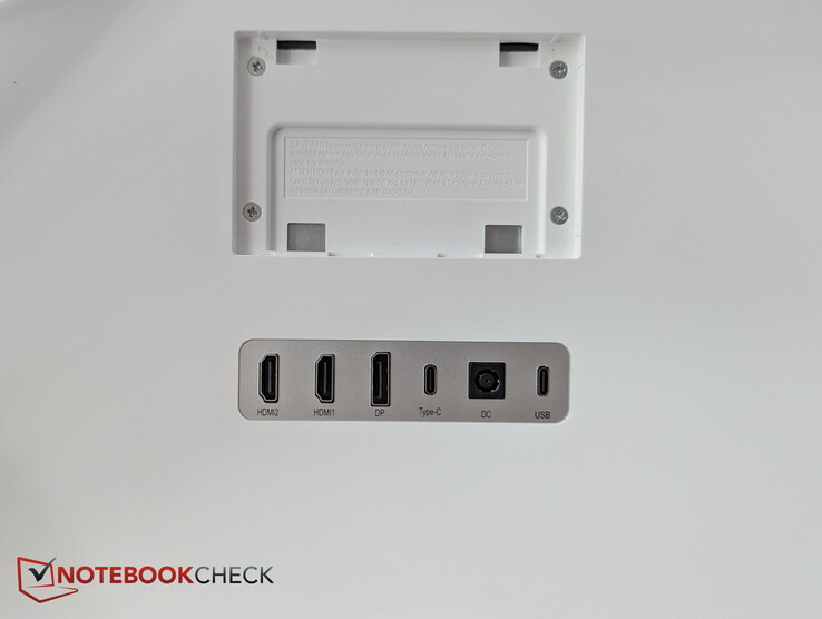Pannello posteriore: 2 porte HDMI, DisplayPort, USB-C, alimentazione CA, USB-C – quale delle porte USB-C supporta i 90 W?