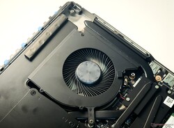 Il Titan 18 HX AI utilizza un sistema di raffreddamento a doppia ventola con quattro scarichi
