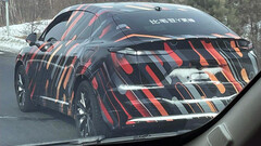 Il primo EV delle Alpi ha l'adesivo 'meglio del Modello Y' (immagine: Xchuxing)