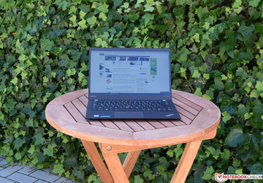 Il Lenovo ThinkPad X1 Carbon 2017 all'ombra