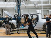 Rivian ha ufficialmente avviato la produzione del pick-up elettrico R1T a doppio motore in vista delle consegne di giugno. (Fonte: Rivian su Twitter)
