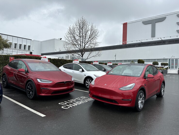 Ultra Red Model X (a sinistra) vs Multi-coat (immagine: Kilowatts/Twitter)