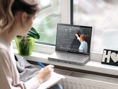 Il Mobile Office di Compal può occupare meno spazio sulla scrivania di un computer portatile tradizionale. (Fonte: Compal)