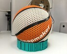 Un'immagine decorativa che mostra un pallone da basket stampato in 3D