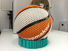 Un'immagine decorativa che mostra un pallone da basket stampato in 3D