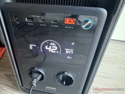 Il display mostra il livello della batteria, la potenza e l’autonomia residua.