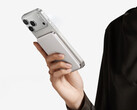 Il nuovo power bank Air+ da 10.000 mAh costa circa 59 dollari in Cina. Nella foto: un'immagine promozionale che mostra il power bank collegato ad un iPhone.