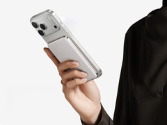 Il nuovo power bank Air+ da 10.000 mAh costa circa 59 dollari in Cina. Nella foto: un'immagine promozionale che mostra il power bank collegato ad un iPhone.