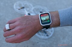 L'orologio mostra il feed in tempo reale ed è supportata anche una forma di controllo gestuale