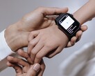 La mano di un adulto che regola uno smartwatch al polso di un bambino
