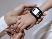 La mano di un adulto che regola uno smartwatch al polso di un bambino