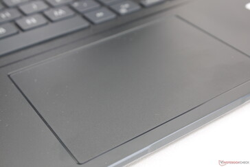 Il touchpad ha un feedback decente, con una corsa ridotta e un forte rumore