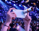 L’Oppo Find X10 con un teleconvertitore accessorio.