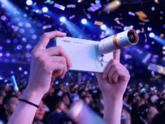 L’Oppo Find X10 con un teleconvertitore accessorio.