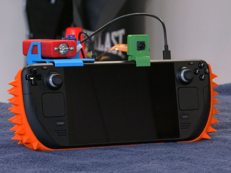 Uno Steam Deck dotato di un sistema di sicurezza fai-da-te composto da punte, una telecamera e un taser.