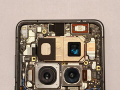 Vivo X300 Ultra è dotato di tre fotocamere posteriori.