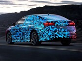 La VW ID.7, pesantemente camuffata, è stata ora smascherata da talentuosi designer grafici (Immagine: Volkswagen)