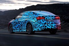 La VW ID.7, pesantemente camuffata, è stata ora smascherata da talentuosi designer grafici (Immagine: Volkswagen)