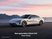 ... e il modello 2026 Xiaomi SU7 in Pearl White.
