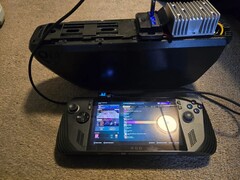 Un ASUS ROG Ally X collegato a una grande batteria per eBike utilizzando un convertitore step-down di tensione fai-da-te, dimostrando una mod di alimentazione estesa di successo. (Fonte immagine: DoggoLord27 via r/ROGAlly)