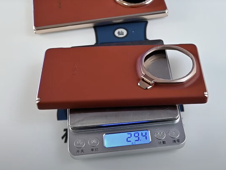 La custodia ufficiale di Honor Magic V5 pesa quasi 30 g. (Fonte: Techtacle)