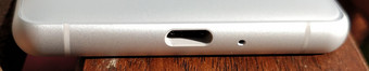 Lato inferiore: porta USB Type-C, microfono