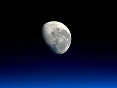 Un'immagine che raffigura la Luna.
