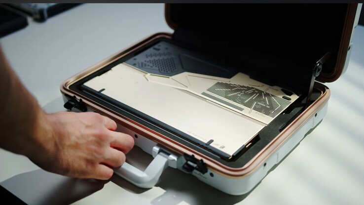 Asus ROG Flow Z13 KJP si presenta con una custodia di lusso.