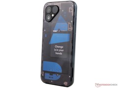 La batteria del Fairphone 5 può essere sostituita in pochi secondi. (Immagine: Notebookcheck)