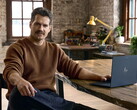 Henry Cavill seduto a una scrivania, Googlebook a portata di mano