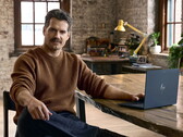 Henry Cavill seduto a una scrivania, Googlebook a portata di mano
