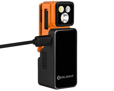 I kit Olight Oclip 2 sono dotati di custodie di ricarica con dock da 1.000 mAh per prolungare l’autonomia.