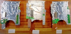 La scheda madre del modello 1200 di PlayStation 5 (al centro) e i suoi predecessori (Fonte: Austin Evans su YouTube)