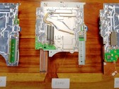 La scheda madre del modello 1200 di PlayStation 5 (al centro) e i suoi predecessori (Fonte: Austin Evans su YouTube)