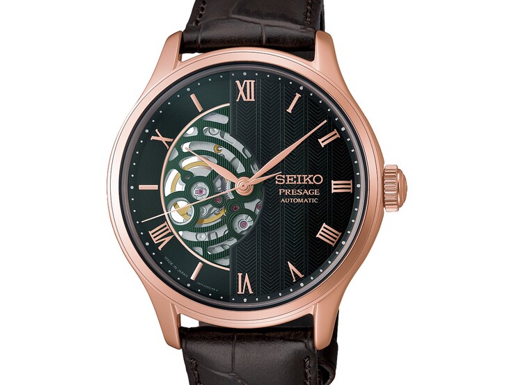 Primo piano del quadrante verde del Seiko Presage HCB007, che mostra il suo motivo geometrico in rilievo