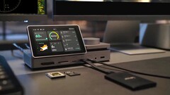 Non c’è niente di meglio di questo: il Pexarbolt Ultra è un dock Thunderbolt 5 dotato di touchscreen e, probabilmente, della selezione di porte più completa sul mercato.